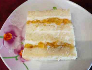 Манговый рай - ванильный шифоновый бисквит, манговое конфи и мусс и натурального йогурта.