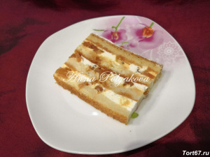 Карамельная груша - ванильный шифоновый бисквит, суфле на натуральном йогурте и кусочки груши в карамели.